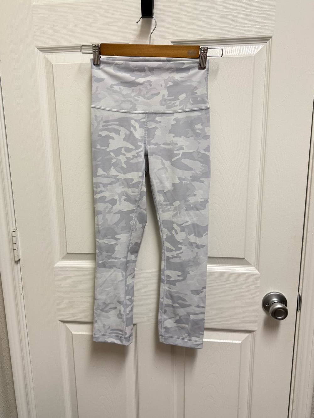 Lululemon White Gray Camo Cropped Leggings